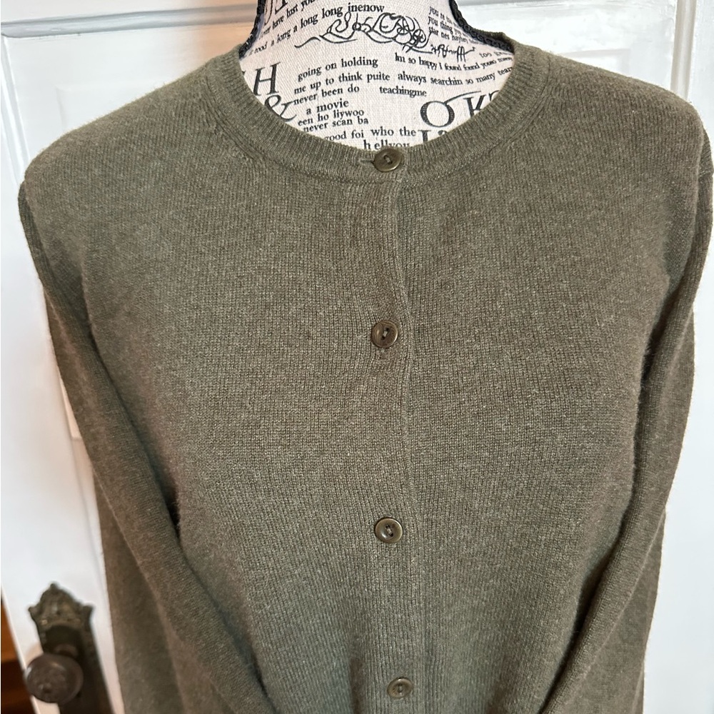 💚EUC 100% Cashmere Green Cardigan, size Large (fits more like an XL)